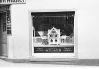 FdM2023_11 Schaufenster Metzgerei M&uuml;ller 1952 J13-33-Jakobi-1.7.1952